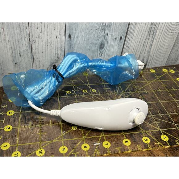 OEM Nintendo Wii White Nunchuck Controller RVL-004 - Picture 1 of 6